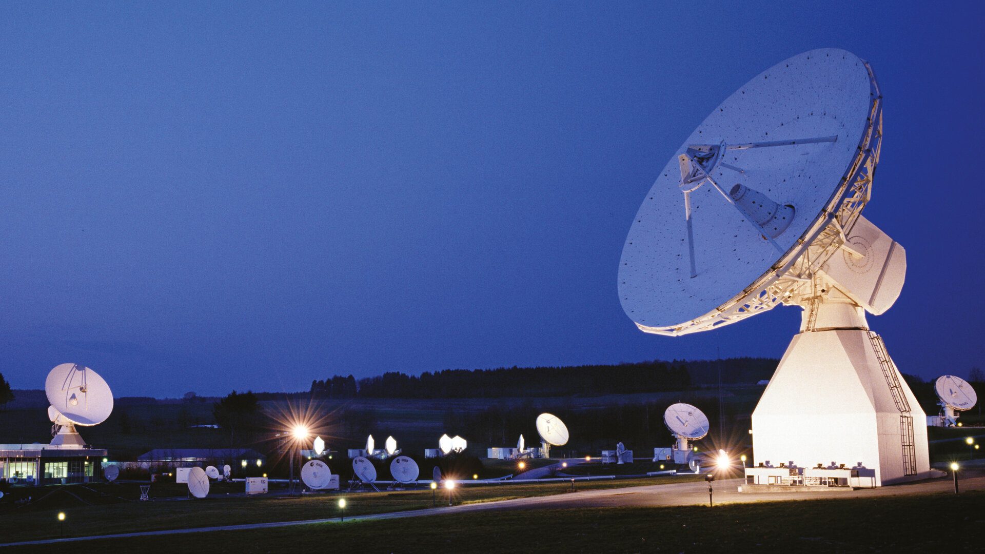 Un parc d’antennes satellite au crépuscule
